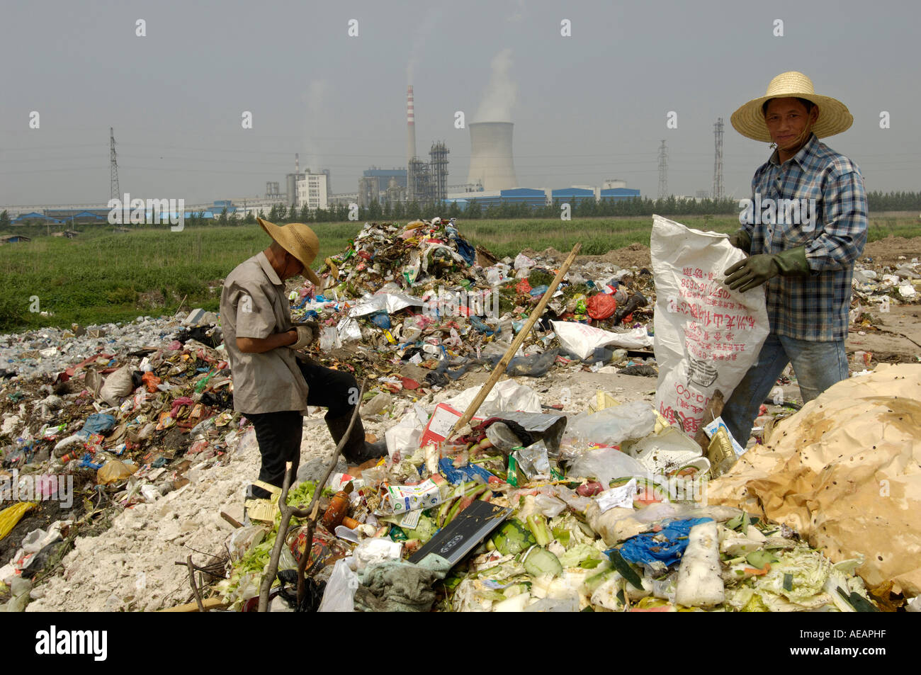 Wanderarbeitnehmer sammeln Kunststoffe aus einer Mülldeponie in Ningbo, Zhejiang, China. 12. Juni 2006 Stockfoto