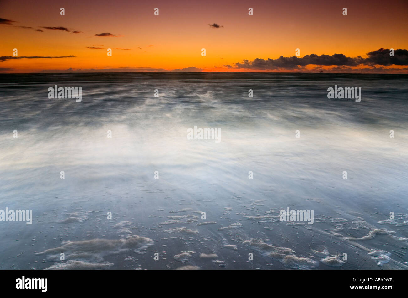 Horizontale Foto des Meeres mit Formby in Bewegung Stockfoto