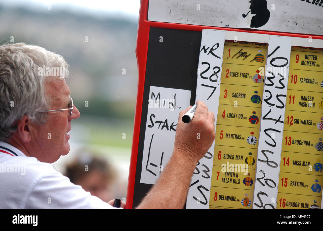 Buchmacher Quoten auf einem Brett in Newton Abbot Racecourse in Devon schreiben. Stockfoto