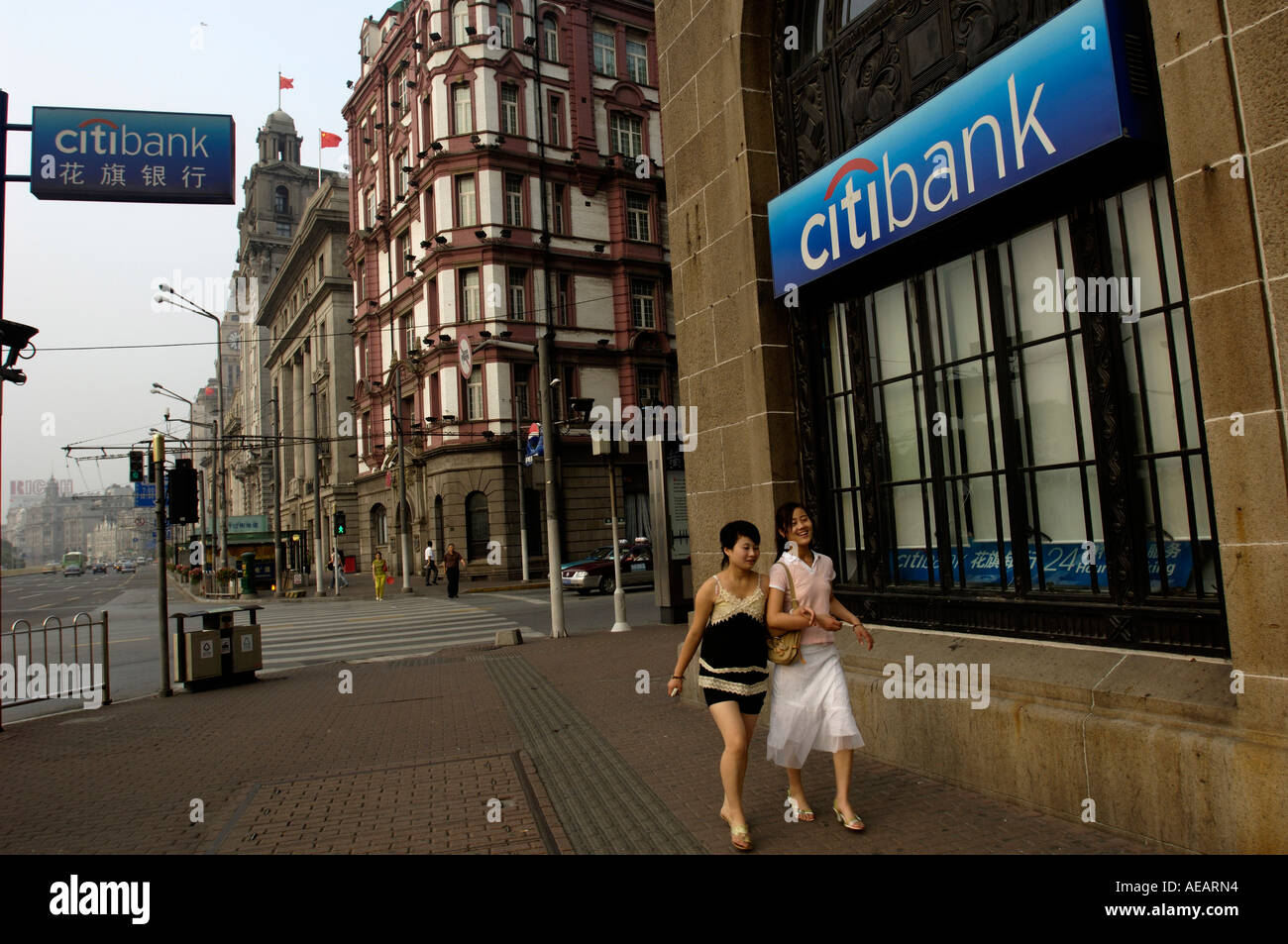 Zwei Mädchen gehen vorbei an einer Citibank-Filiale in Shanghai Bund 19. Juni 2006 Stockfoto