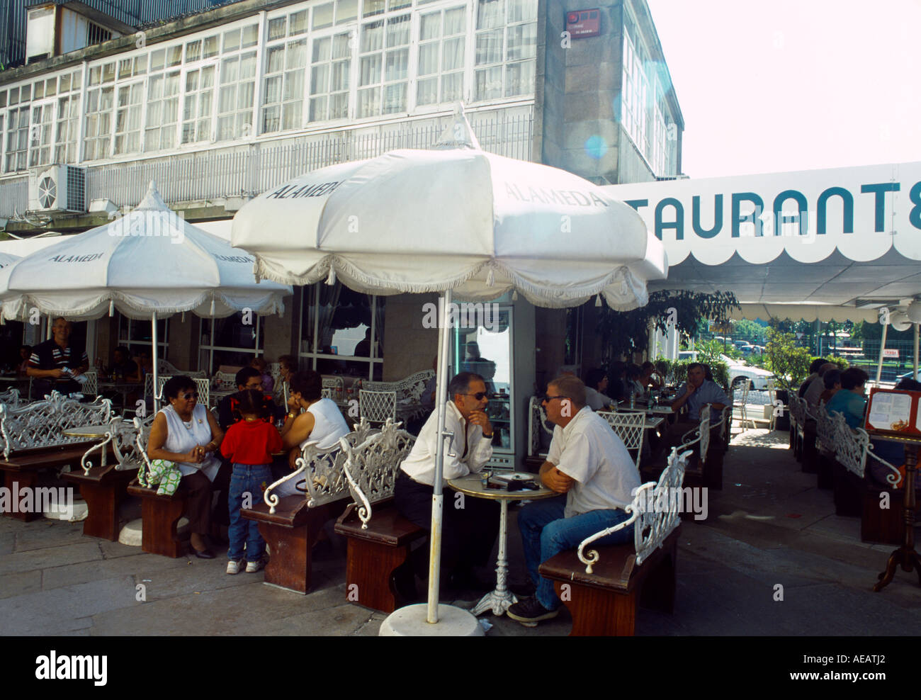 Santiago Galizien Spanien Leute am Tisch sitzen Stockfoto