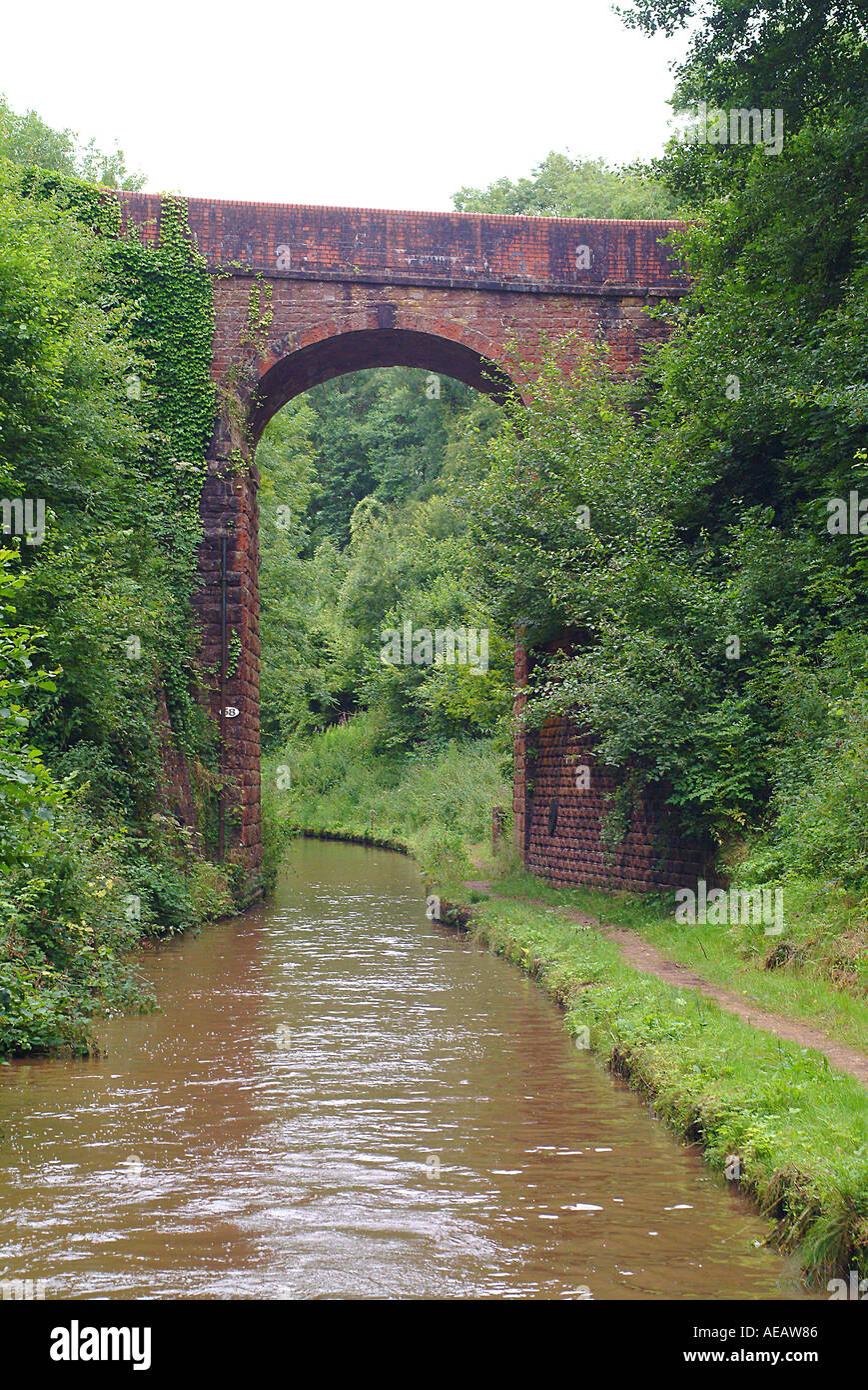 eine extrem hohe Brücke über den Kanal in England Stockfoto