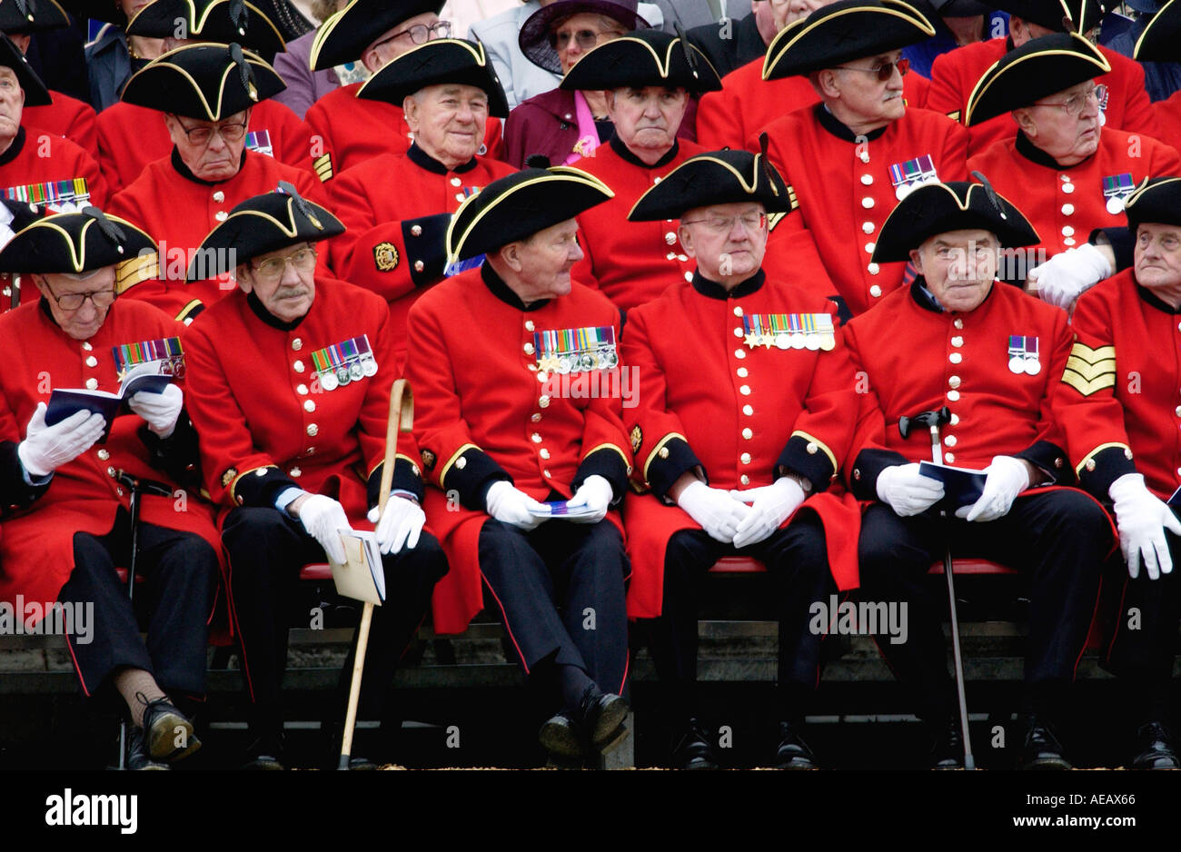 Chelsea-Rentner-Korps von Kriegsveteranen gepflegt am Royal Hospital Chelsea in roten Uniformen und Dreispitz Hüte London Stockfoto