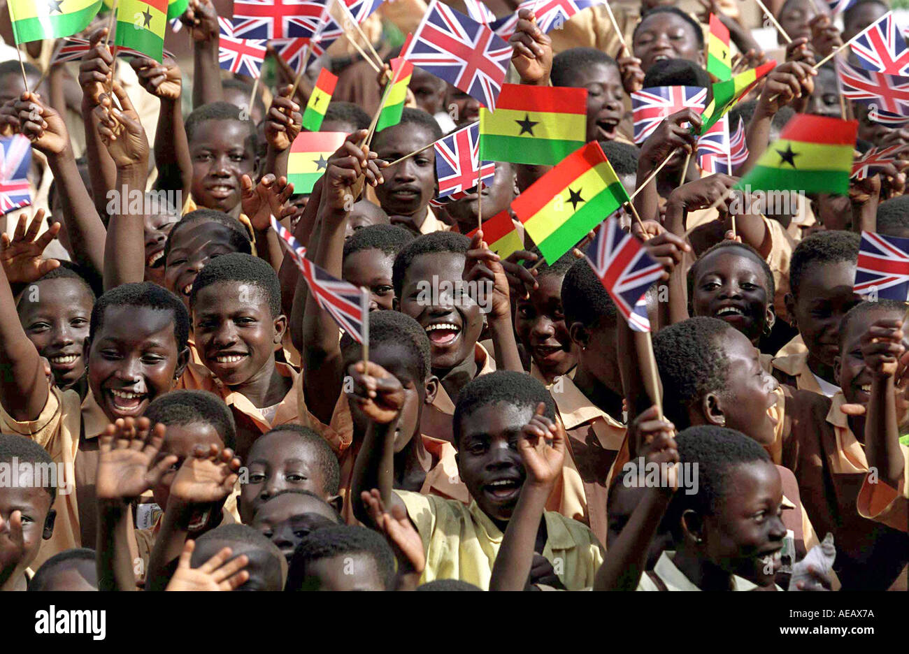 KINDER WINKEN NATIONALFLAGGEN UND UNION JACKS AN WIRELESS CLUSTER SCHULE ACCRA GHANA Stockfoto