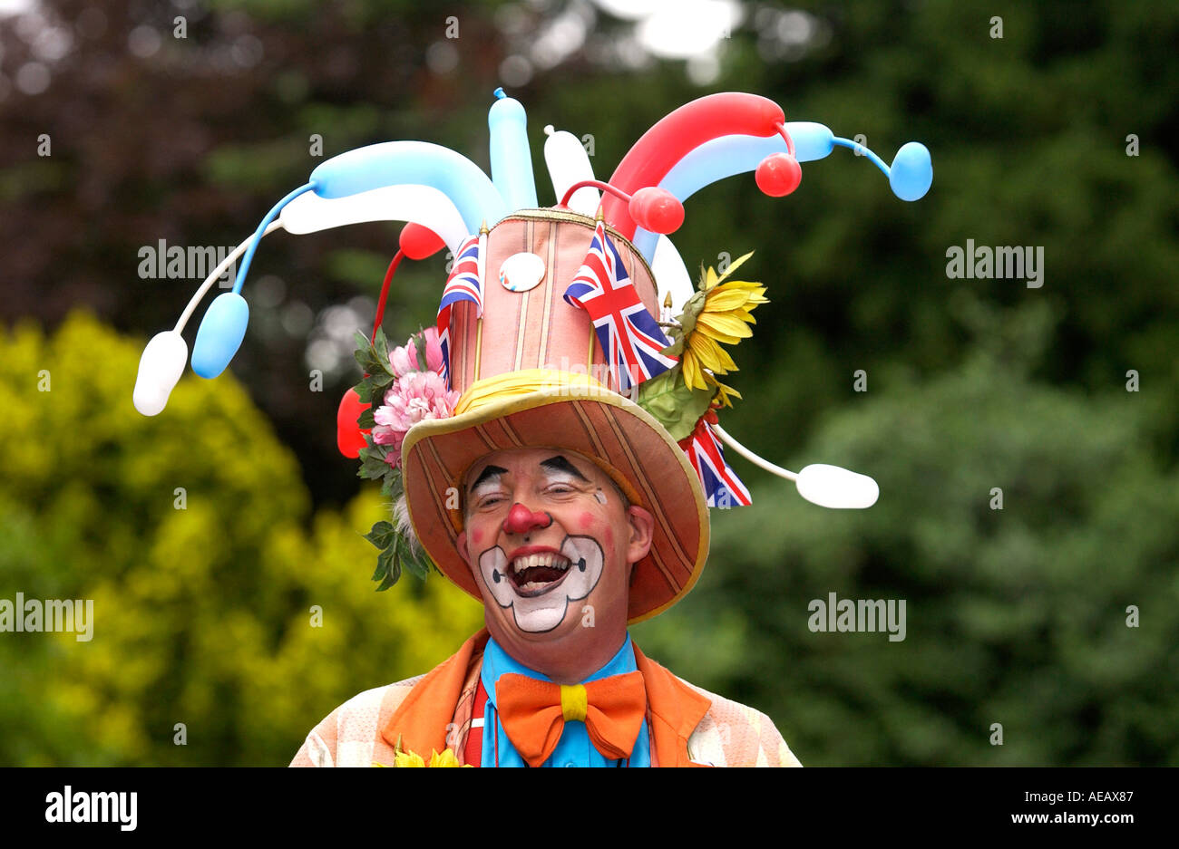 Clown lacht während Gemeinschaft Picknick, die ethnische Vielfalt der West London im Gunnersbury Park zu feiern Stockfoto