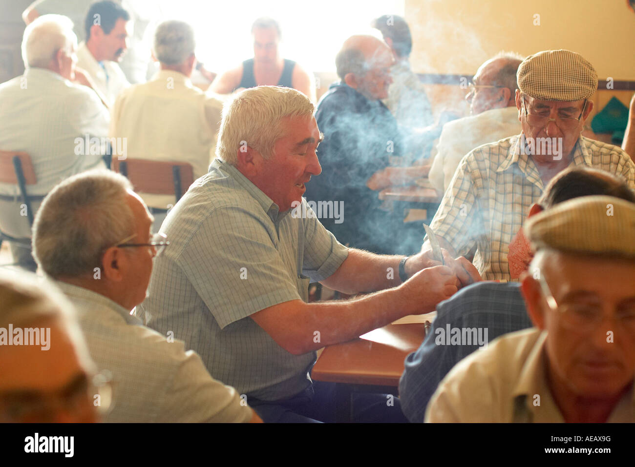 Männer spielen Karten Mondron Malaga Provinz Spanien Stockfoto