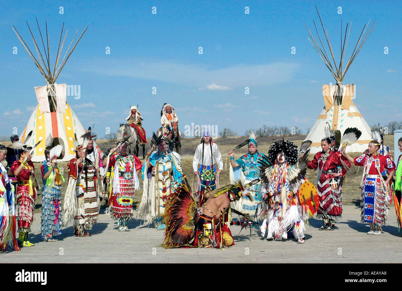 KANADISCHE PRÄRIE-INDIANER IN TRADITIONELLEN KOSTÜMEN TANZEN BEI WANUSKEWIN HERITAGE PARK SASKATOON, KANADA Stockfoto