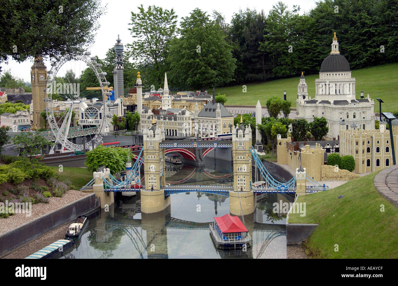 Legoland, Lego Modell Nachbildungen des London Eye St Paul s Cathedral und Tower Bridge auf dem Display in Windsor England einschließlich Stockfoto