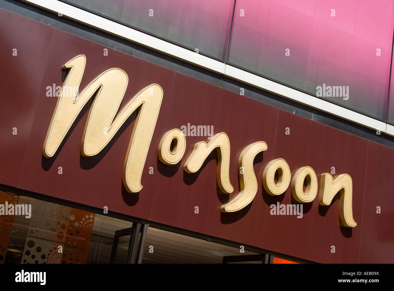 Storefront Zeichen der britischen Modekette-Shop Monsun bei Oxford Street London UK Stockfoto