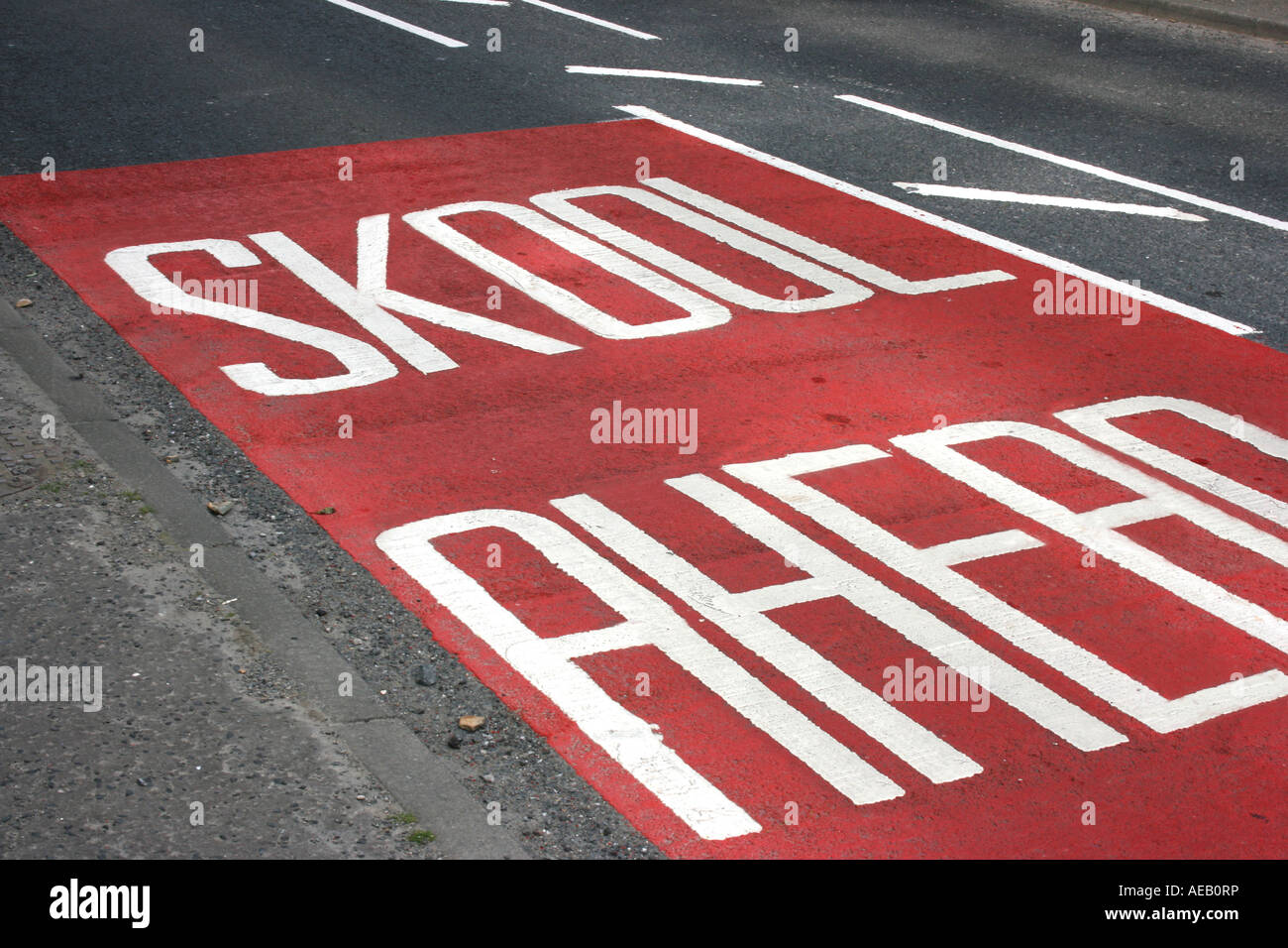 Mispelt Schule Ahead Warnschild in Straße gemalt Stockfoto