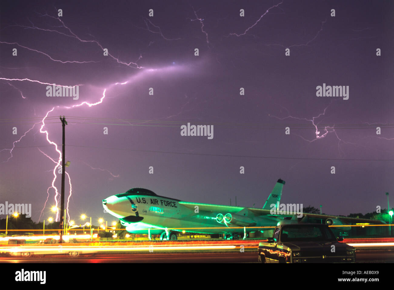 Cloud Blitz über ein Flugzeug am Eingang der US Air Force Base in Altus, Oklahoma, USA zur Masse Stockfoto