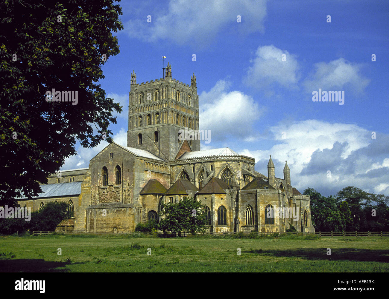 Ein Blick auf die Norman Abtei in Teweksbury Gloucestershire auf den Avon und Severn River, England. Stockfoto