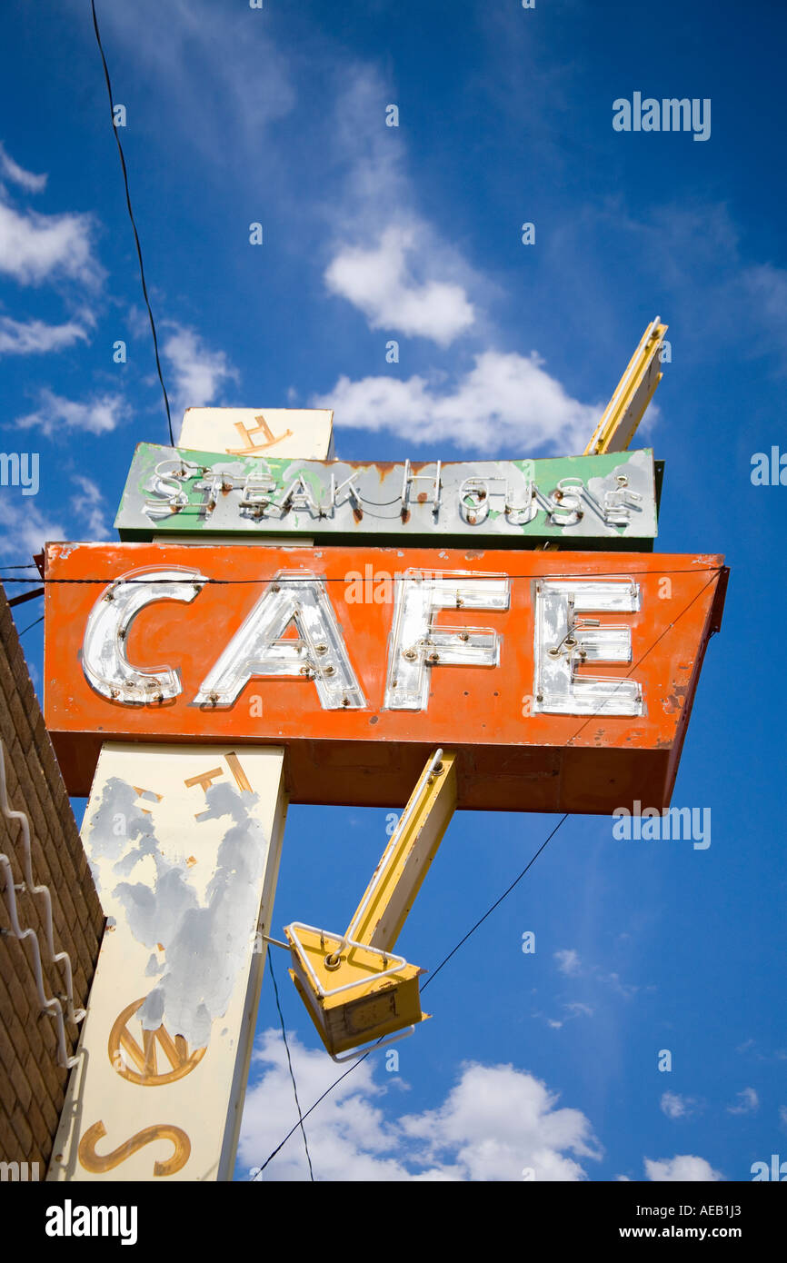 Alten 1950er Jahre Café unterzeichnen Tatum New Mexico USA gegen blauen Himmel Stockfoto