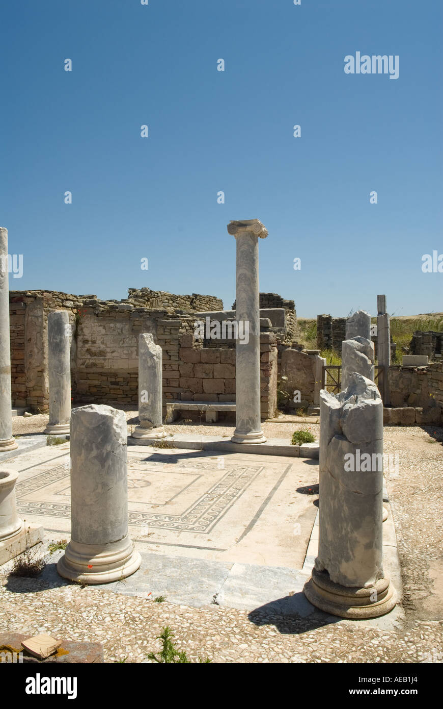Insel Delos, Griechenland Antike Ruinen vor blauem Himmel Stockfoto