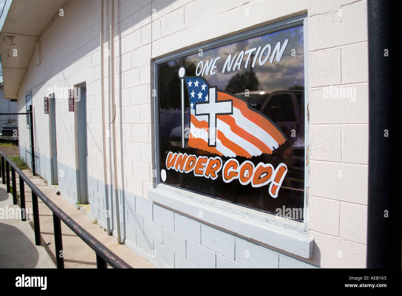 Melden Sie in Gott, dem wir Vertrauen / Sternenbanner Flagge handbemalt Tankstelle Fenster in New Mexico USA Stockfoto