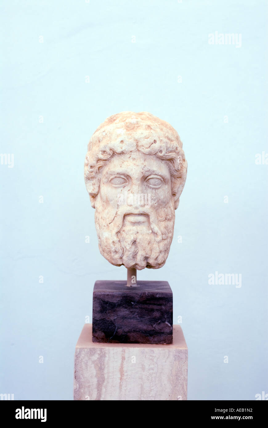 Insel Delos, Griechenland archäologisches Museum Marmorbüste auf Steinsockel Stockfoto