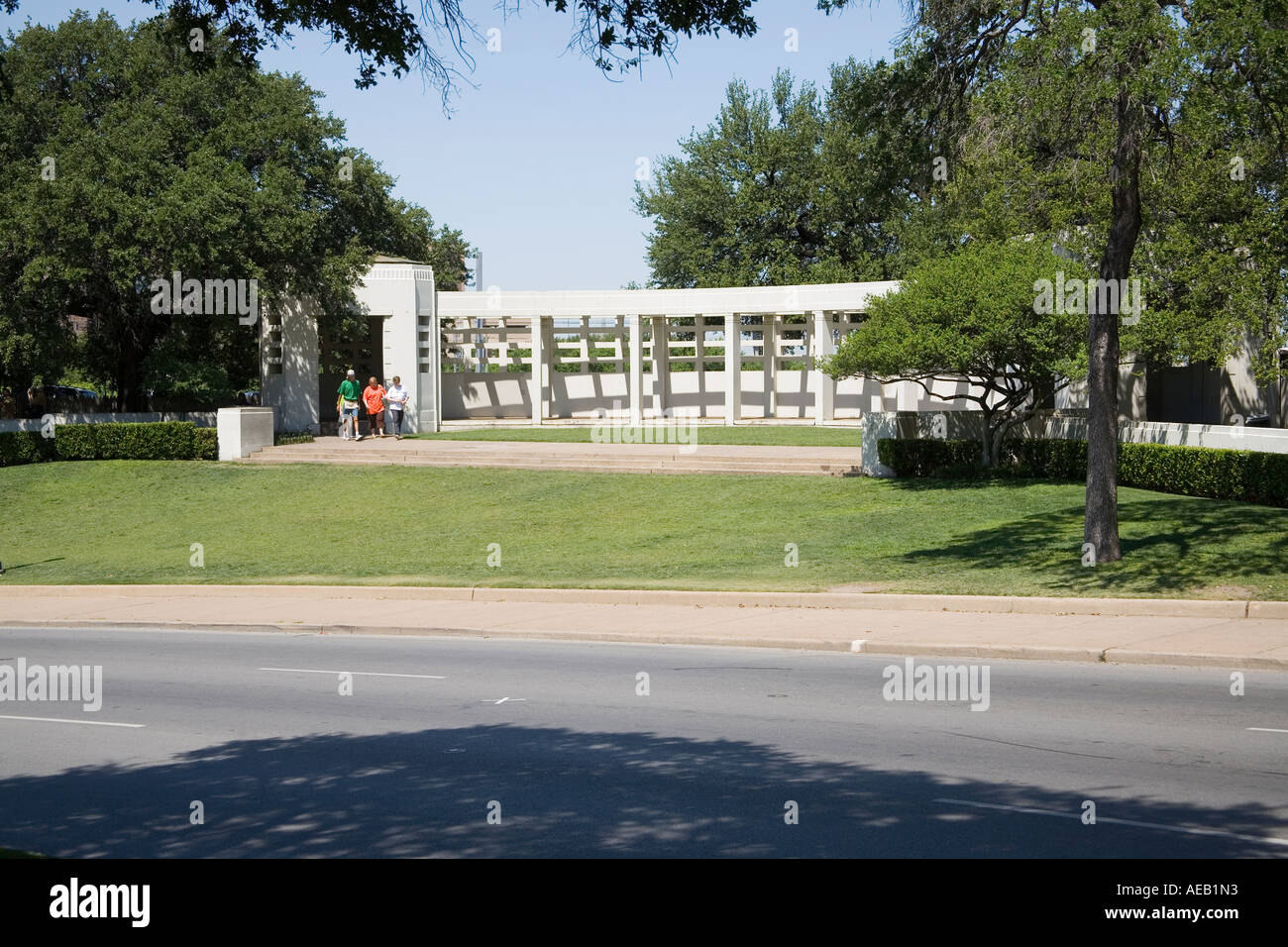 Grassy Knoll und seine Gedenkstätte mit Blick auf die JFK-Attentat-Website in Dallas Texas Stockfoto