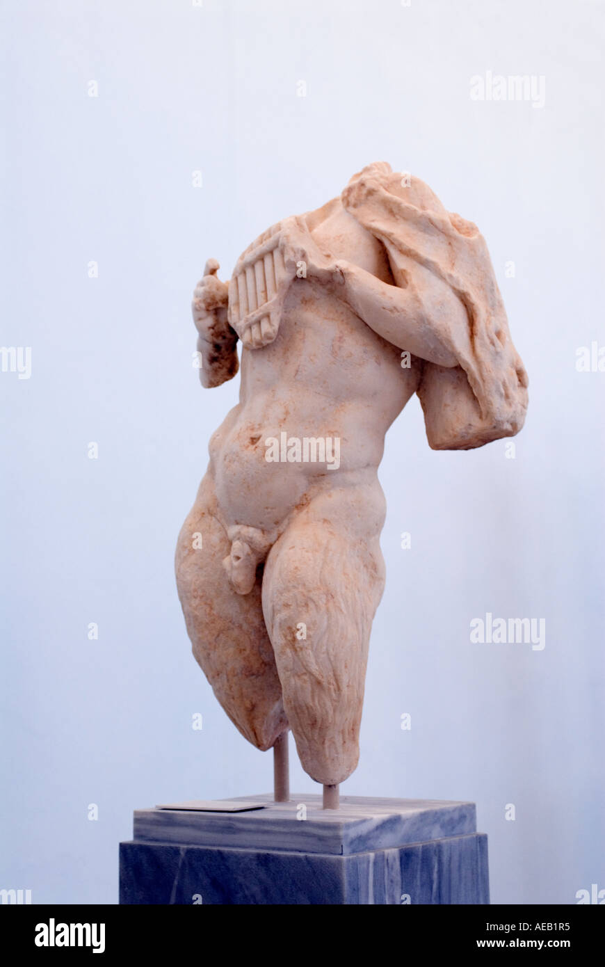Insel Delos, Griechenland archäologisches Museum Statue eines Marmor Körpers auf einem Steinsockel Stockfoto