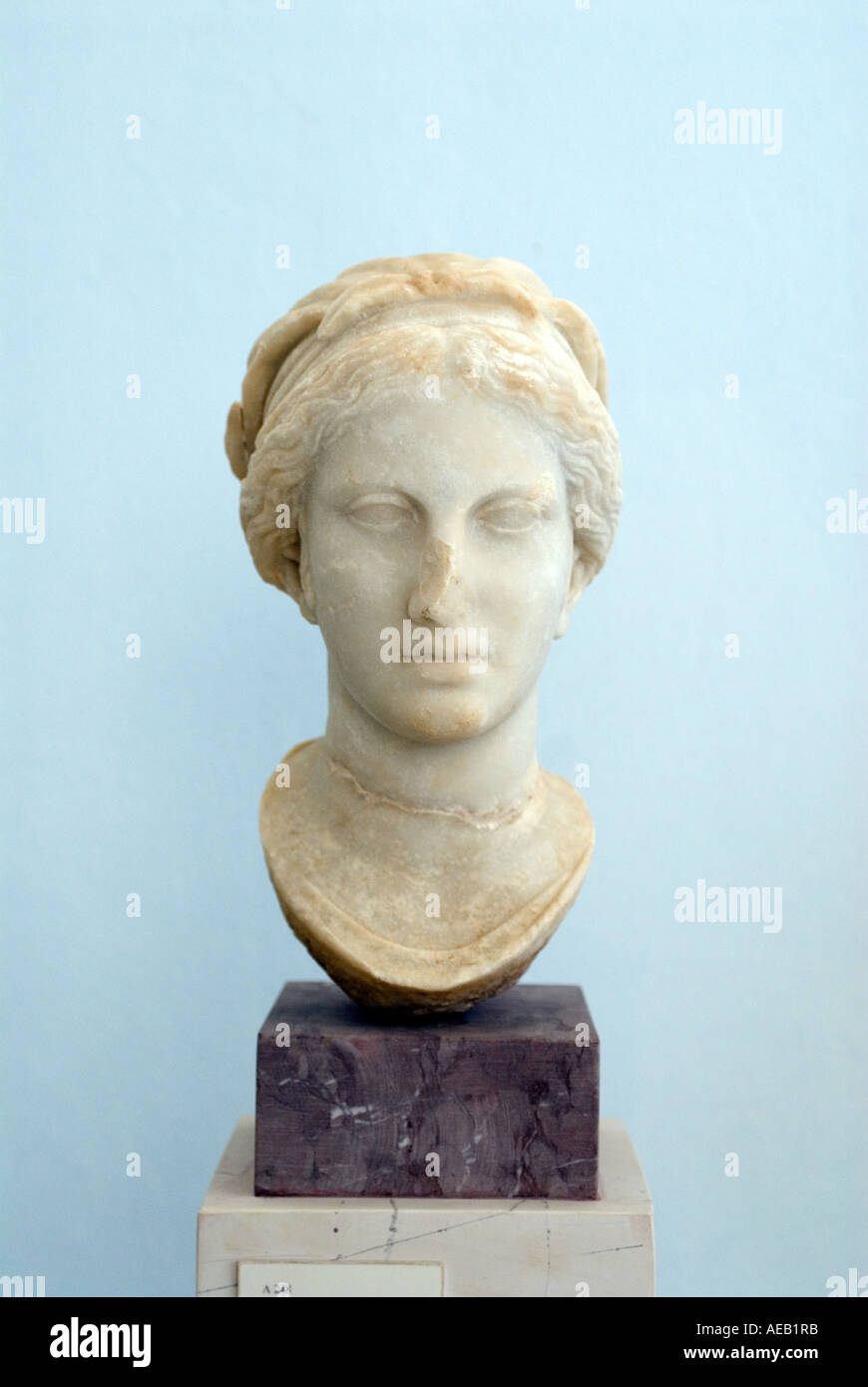 Insel Delos, Griechenland archäologisches Museum Marmorbüste auf Steinsockel Stockfoto