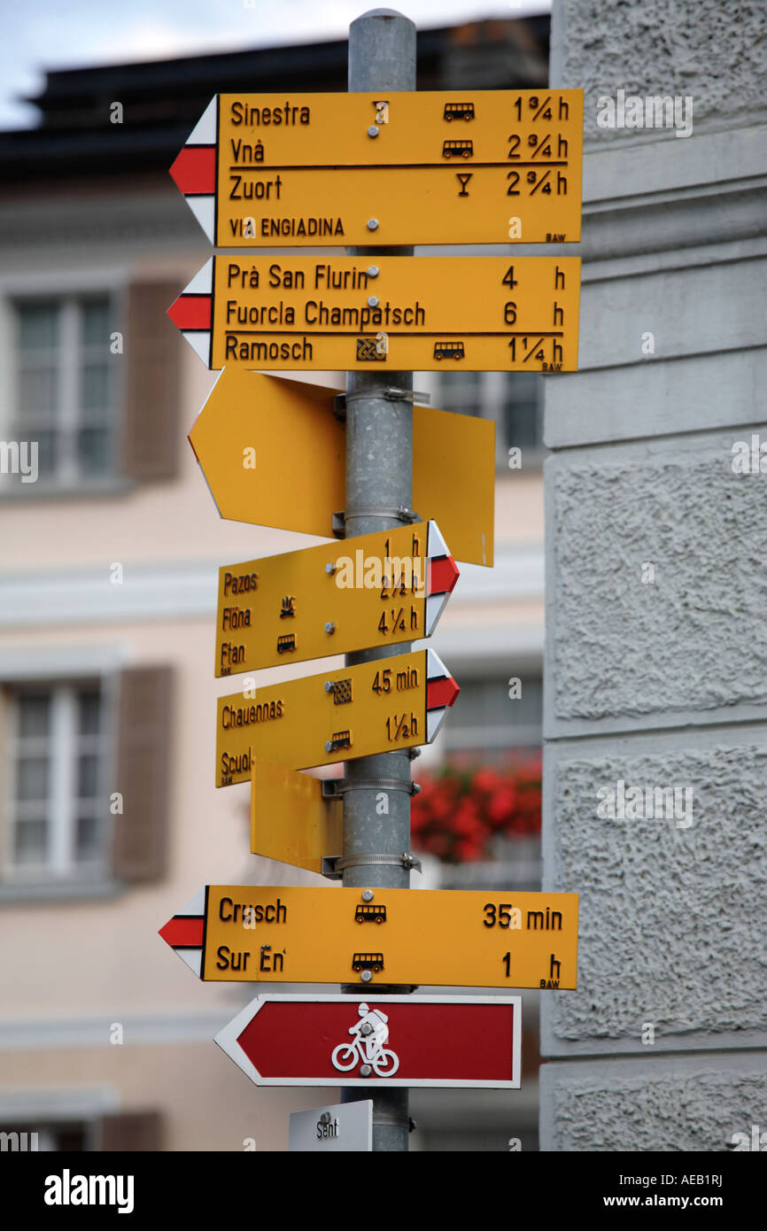 Wanderparadies Straßenmarkierungen, Sent, Schweiz Stockfoto