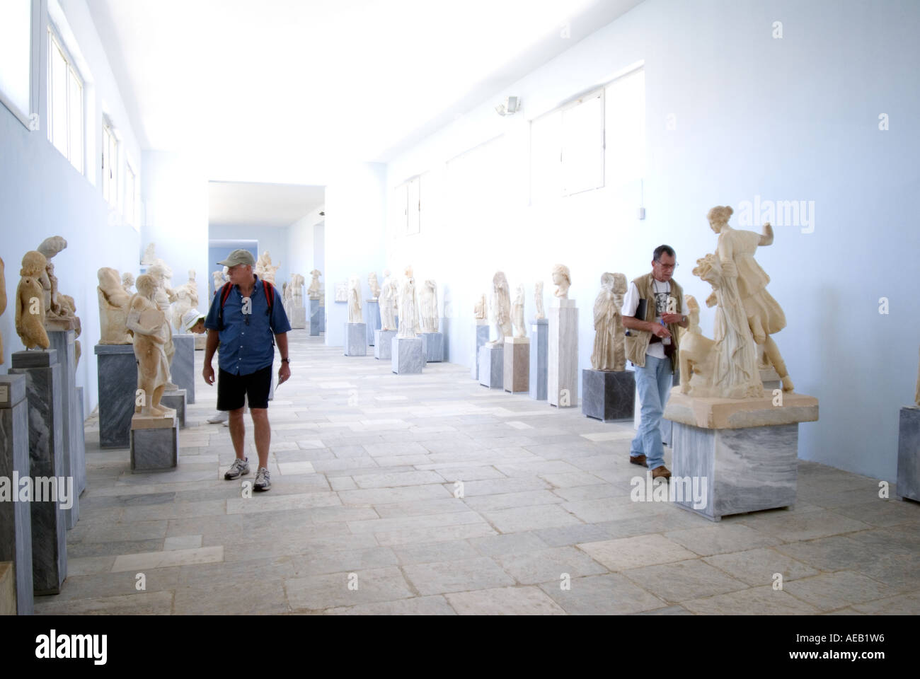 Archäologisches Museum der Insel Delos, Griechenland mit Touristen und Exponate Innenaufnahme Stockfoto