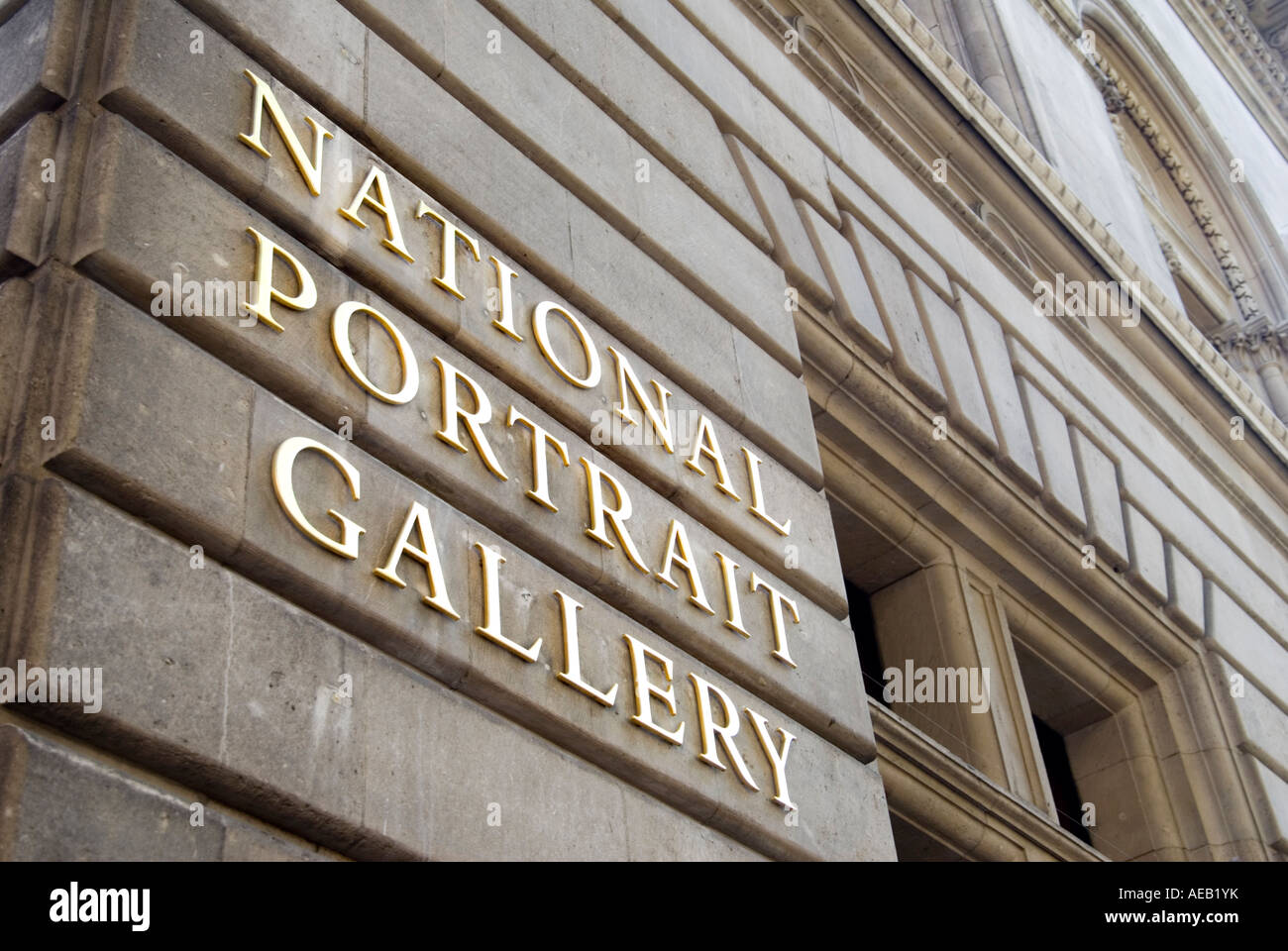 Name Messingplakette auf der National Portrait Gallery in central London UK Stockfoto