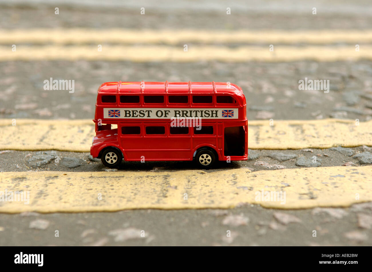 Bild von Howard Barlow Spielzeug LONDON RED BUS geparkt auf doppelte gelbe Linien Stockfoto