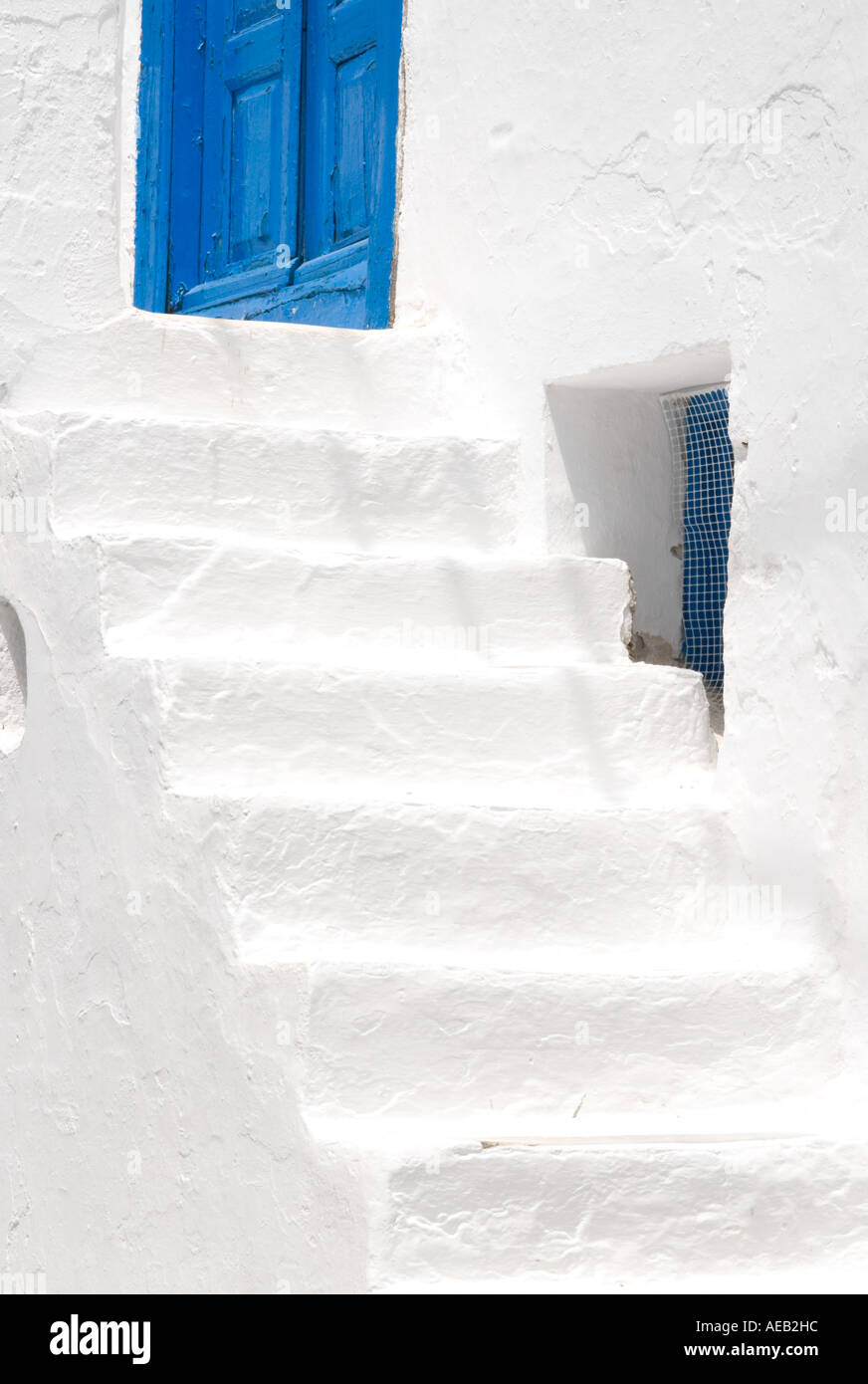 Grafik abstrakt Griechisch Schritte fotografiert gegen eine in einem weißen Mauern Gebäude weit verbreitet auf den griechischen Inseln Stockfoto