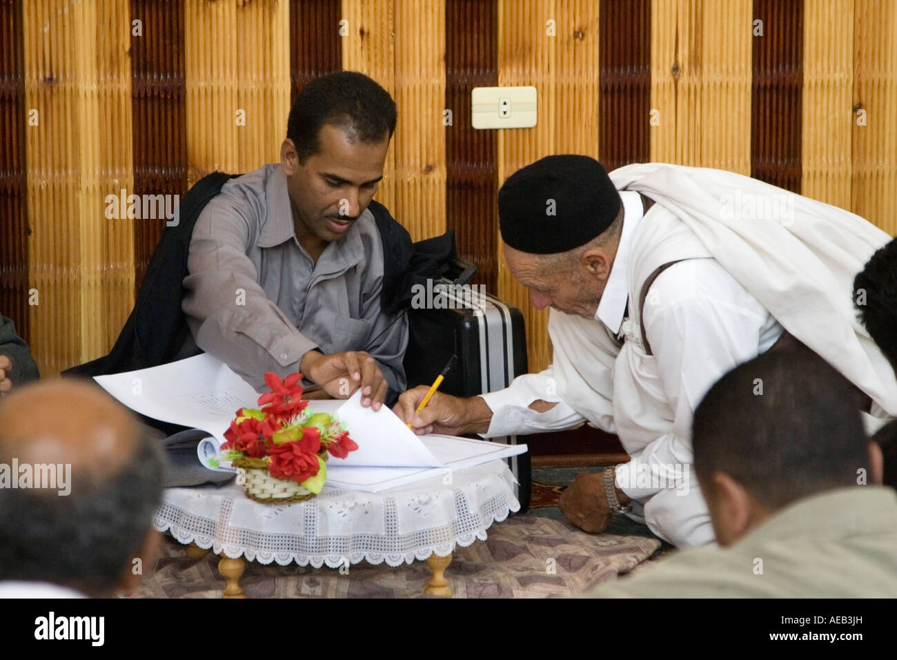 Tripoli, Libyen. Muslimische Hochzeitsfeiern. Des Bräutigams Onkel Zeichen Ehevertrag im Namen der Familie. Stockfoto