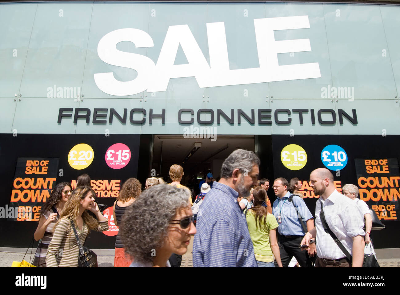 Sommer Verkaufsschild im French Connection Kleider Store auf der Oxford Street in central London UK Stockfoto