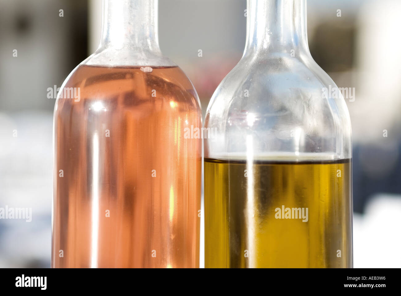 Olivenöl und Essig in Griechenland-Glas-Flaschen Stockfoto