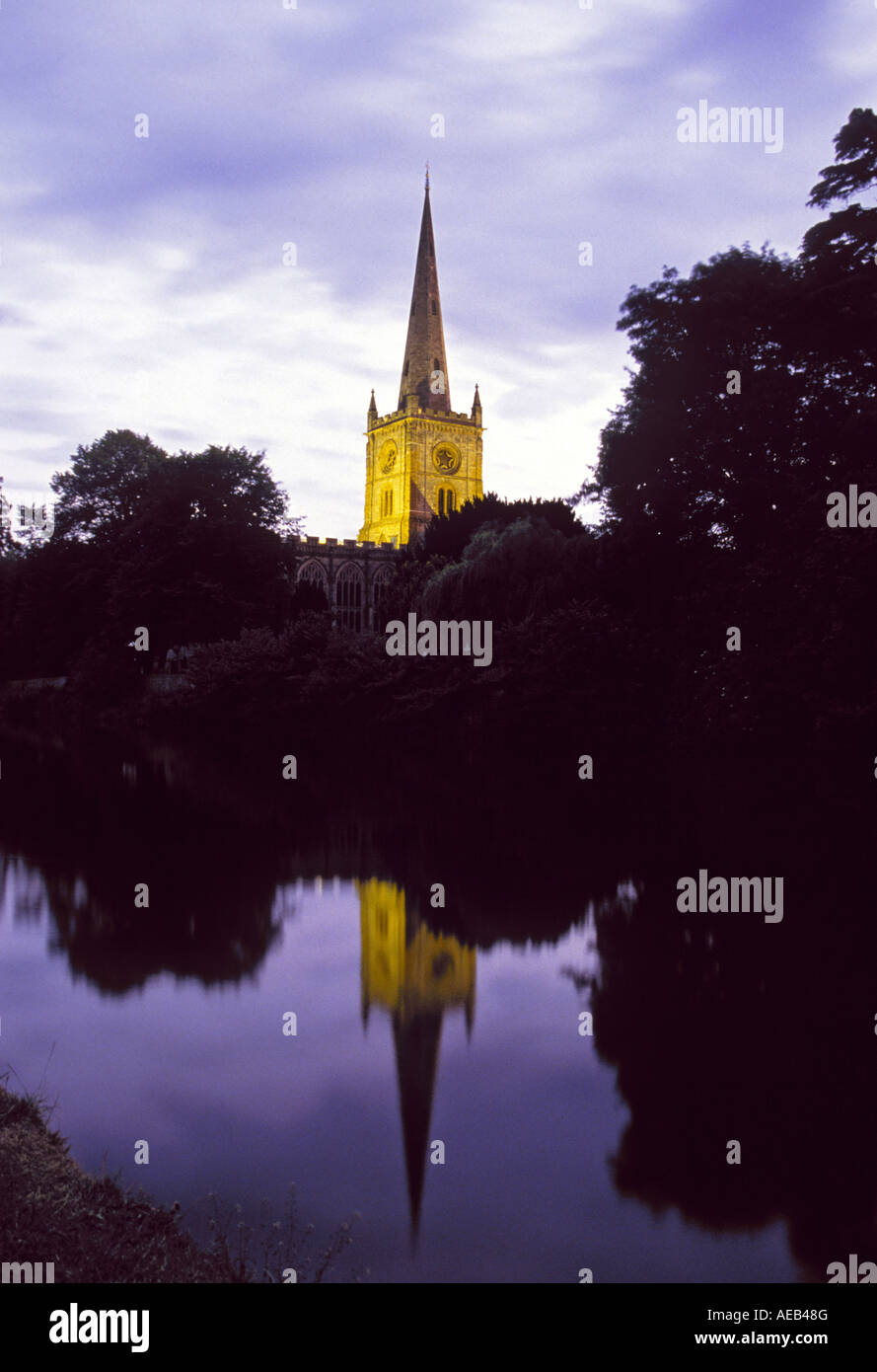 Ein Blick auf den Fluss Avon und die Reflexion der Stratford Kirche in Stratford-upon-Avon, England. Stockfoto