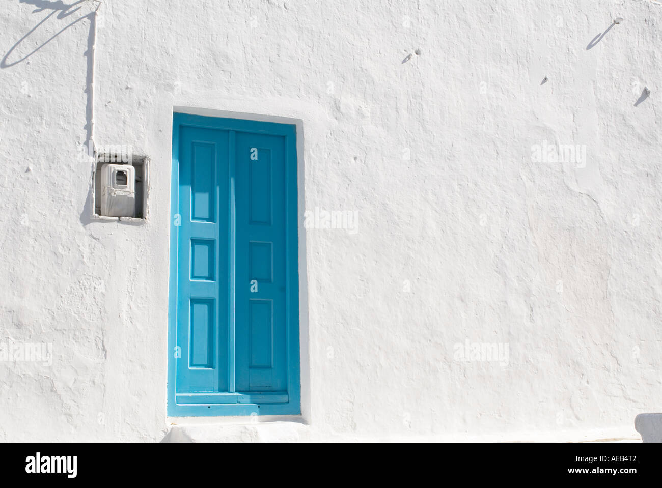 Griechischen Türkis Fenster gegen ein in ein weißes gewaschen Gebäude weit verbreitet auf den griechischen Inseln Stockfoto