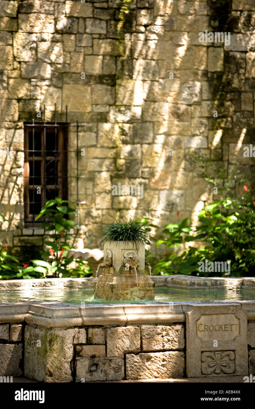 Alamo Crocket Brunnen im Schatten einer riesigen Eiche Stockfoto