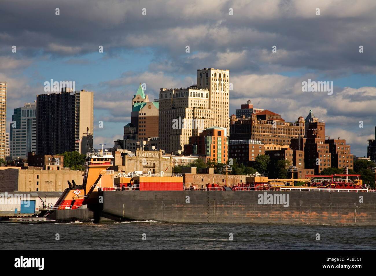 Lastkahn vorbei an Brooklyn Heights angesehen vom unteren Manhattan New York City New York USA Stockfoto