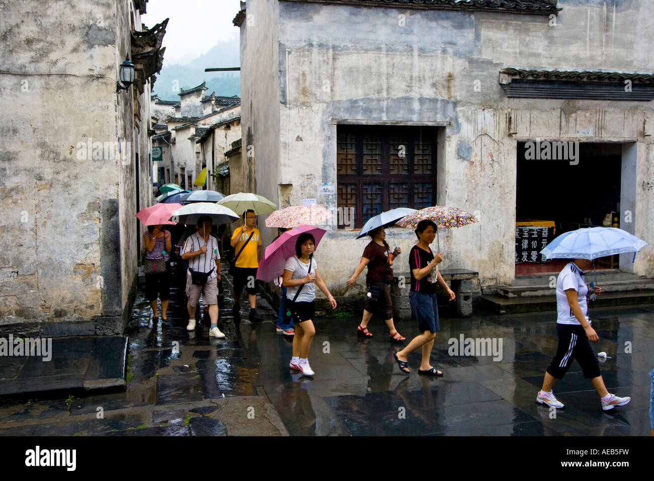Chinesische Reisegruppe in der Regen alte Huizhou-Stil Chinesisch Dorf Xidi China Stockfoto