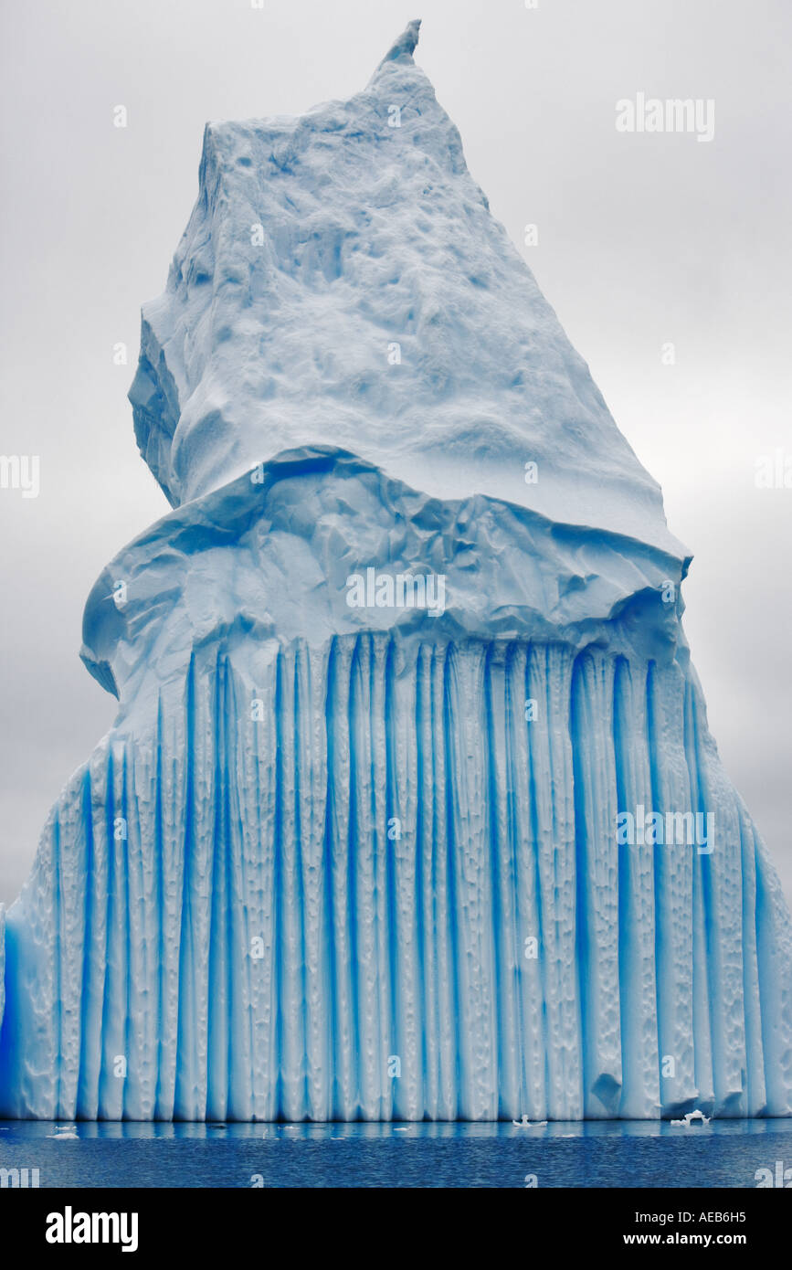 Ungewöhnliche Form und schöne bunte Eisberg in der Antarktis. Stockfoto
