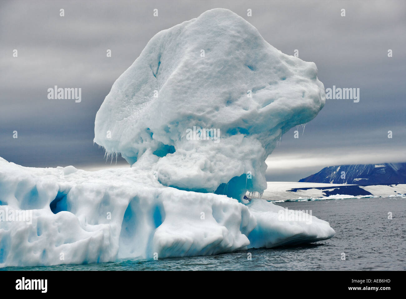 Ungewöhnlich geformter Eisberg in der Antarktis. Stockfoto