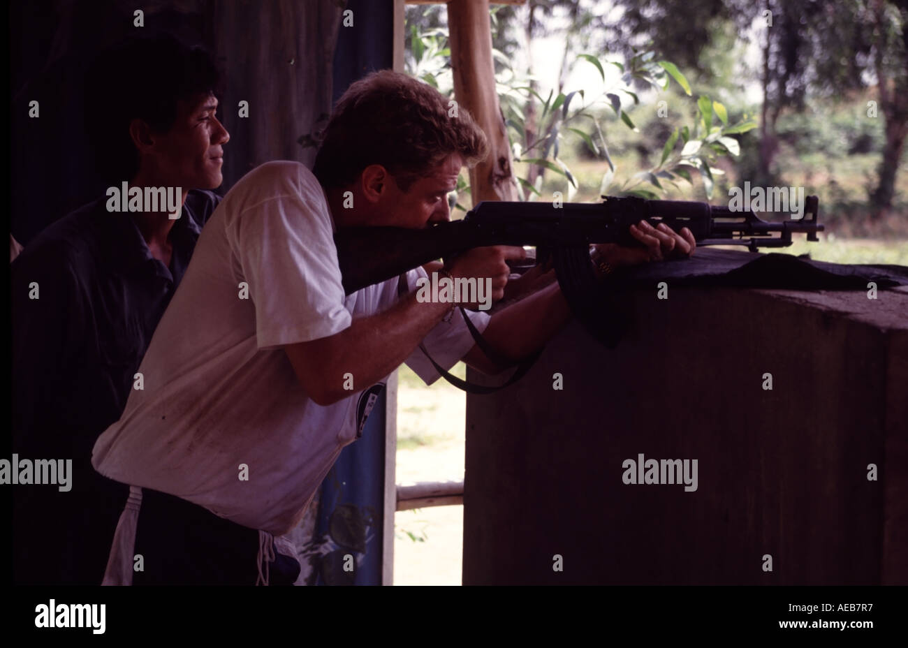 Touristischen feuert Gewehr AK47 für $1 pro Kugel Chu Chi, der Tunnel-Website außerhalb von Ho-Chi-Minh-Stadt, Vietnam. Stockfoto