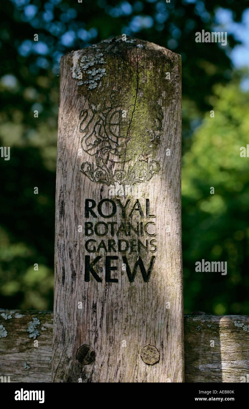 Holzschild für die Royal Botanic Gardens Kew am Wakehurst Place, England, Großbritannien Stockfoto