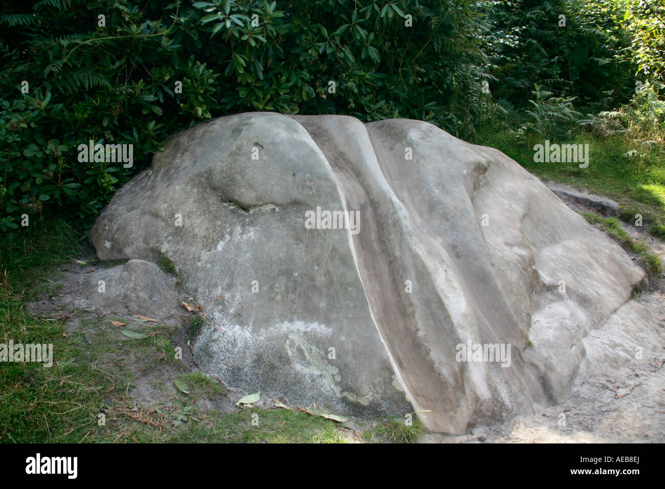 Großen Sandstein Felsen zeigt Wasserrinne Erosion durch Wasser Stockfoto