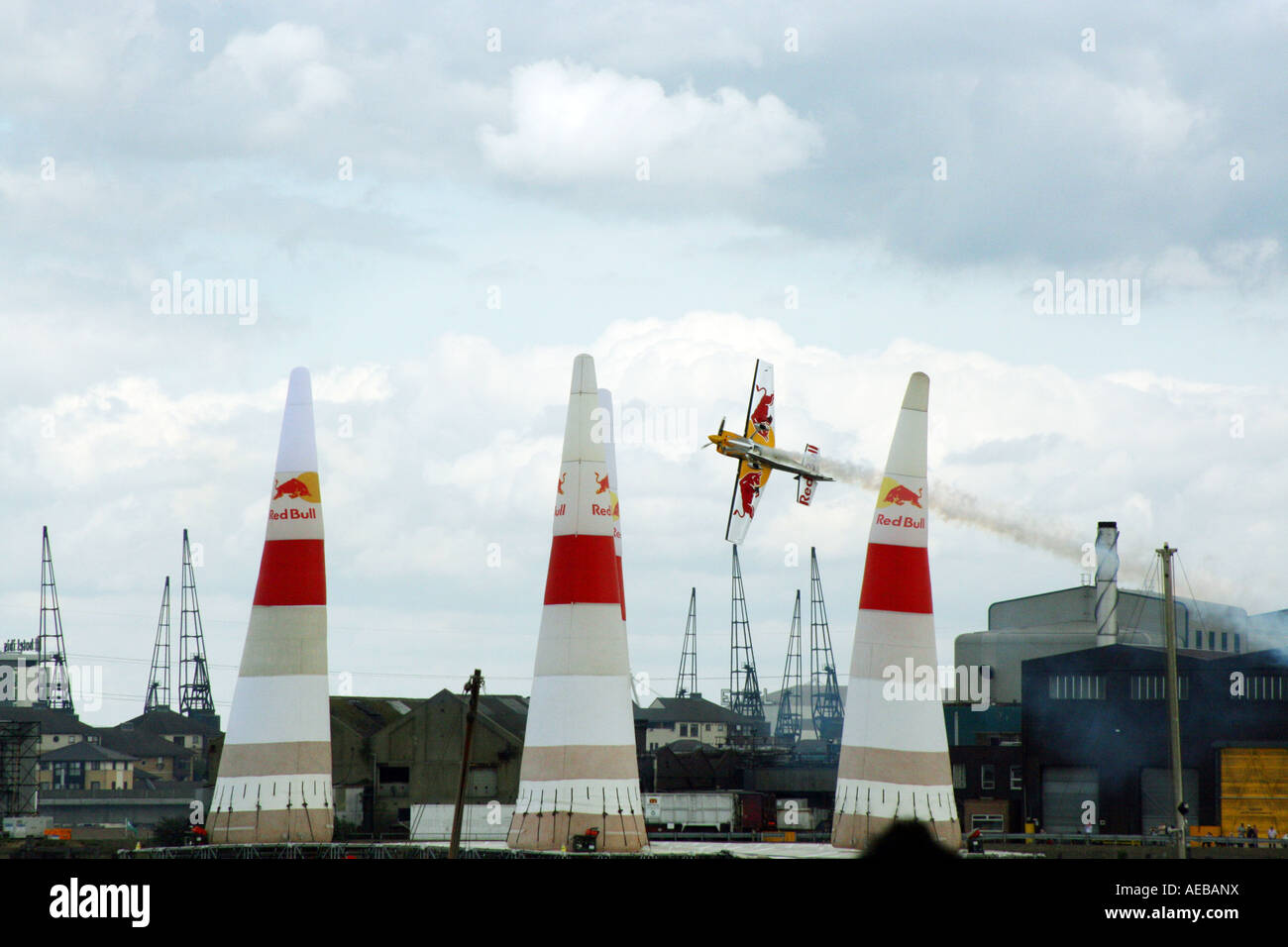 Flugzeug beim Red Bull Air Race fliegen durch Zapfen Greenwich Peninsula, London England UK Stockfoto