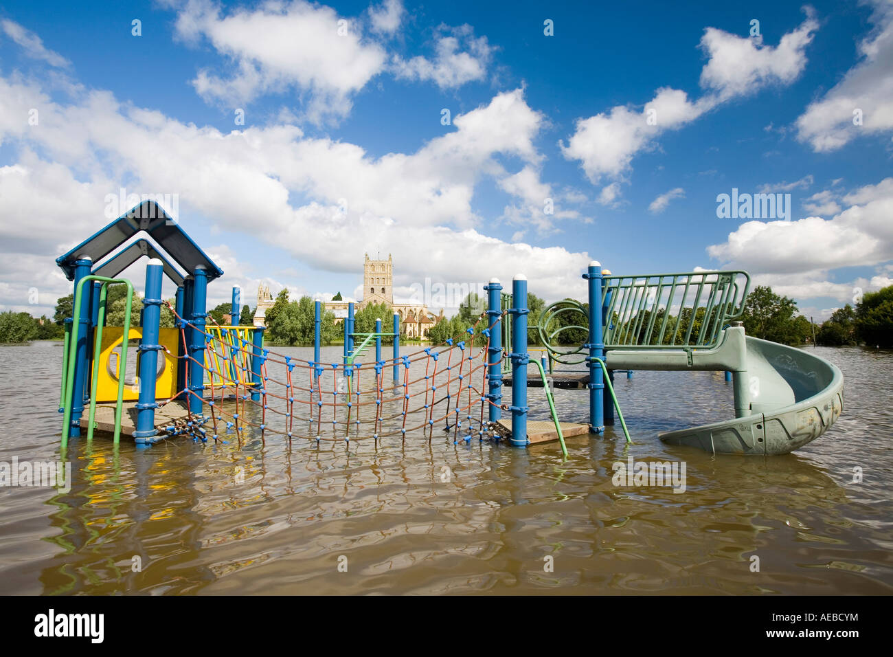 ein Kinderspielplatz beim Tewkesbury Hochwasser überflutet Stockfoto