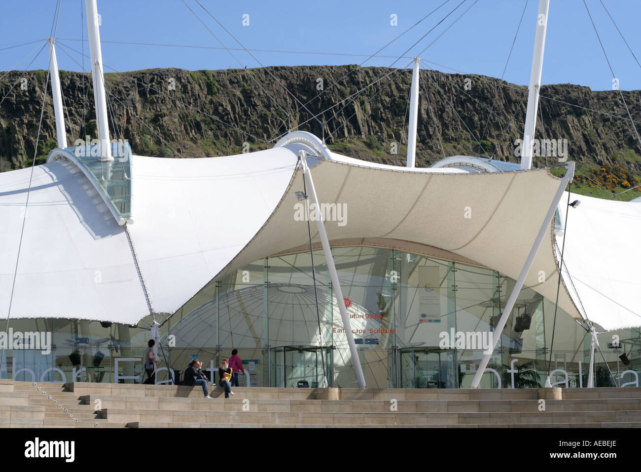 Unsere dynamische Erde Königliche Meile Salisbury Crags über Edinburgh Attraktion Schottland uk gb Stockfoto