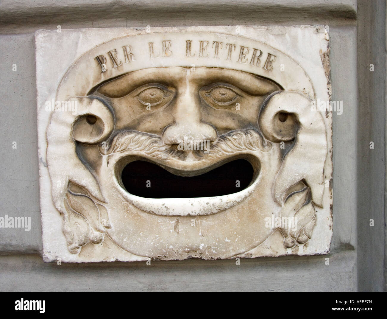 Ein Stein letterbox in der Form einer grotesken Maske mit offenem Mund, Pisa, Italien geschnitzt Stockfoto