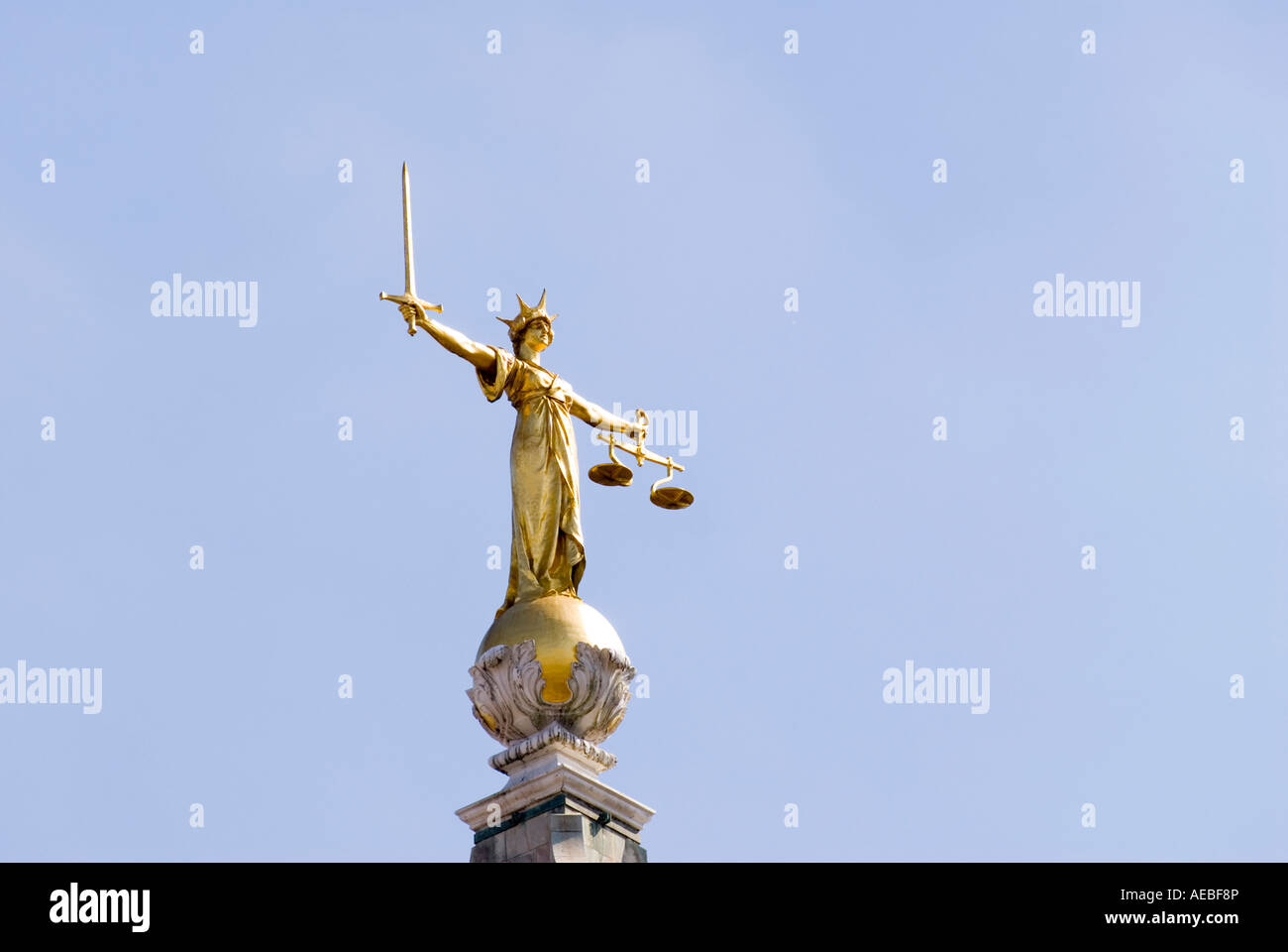 Justitia-Statue auf der zentralen Strafgerichtshof Old Bailey in der City of London-UK Stockfoto