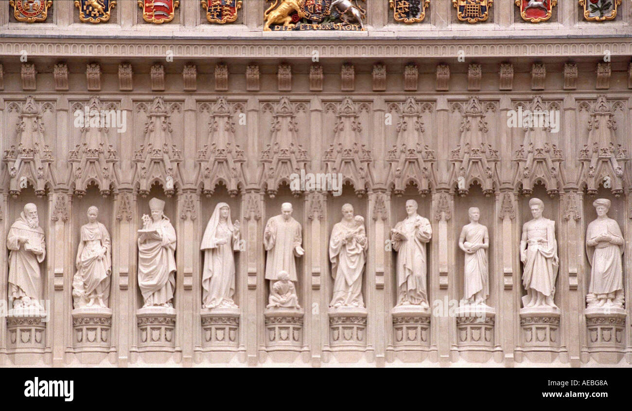DIE STATUEN DER MÄRTYRER DES 20. JAHRHUNDERTS AM WESTMINSTER ABBEY IN LONDON Stockfoto