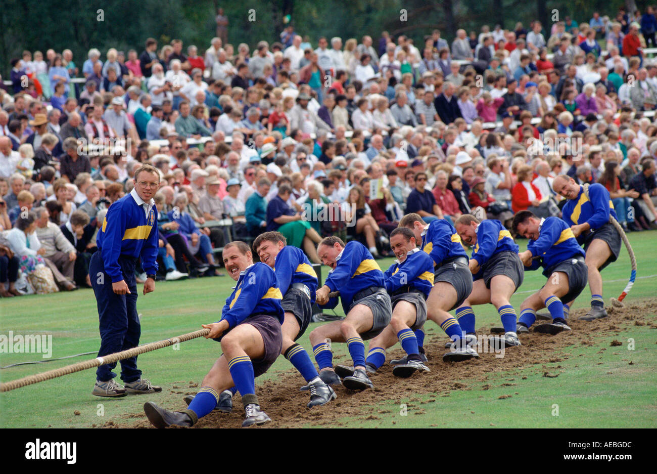 Schlepper o Krieg Wettbewerb beim Braemar Spiele Royal Highland Gathering Menge Uhr Team der Männer teilnehmen Stockfoto