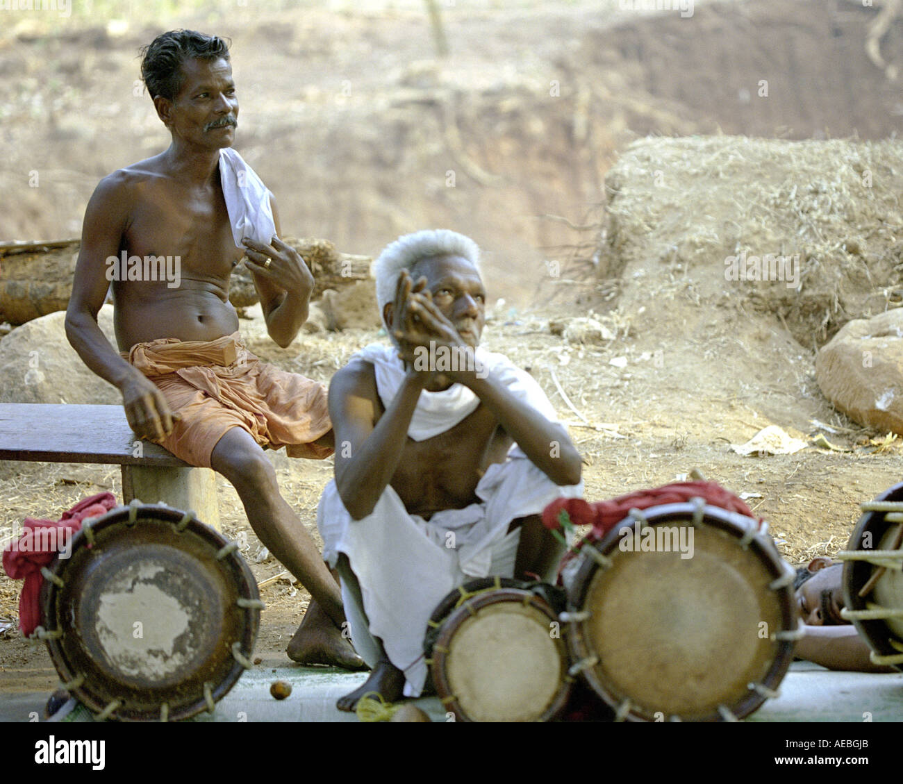 zwei Percussion-Künstler Ruhe nach einer Sitzung der Leistung während einer Tempelzeremonie in Kerala Stockfoto