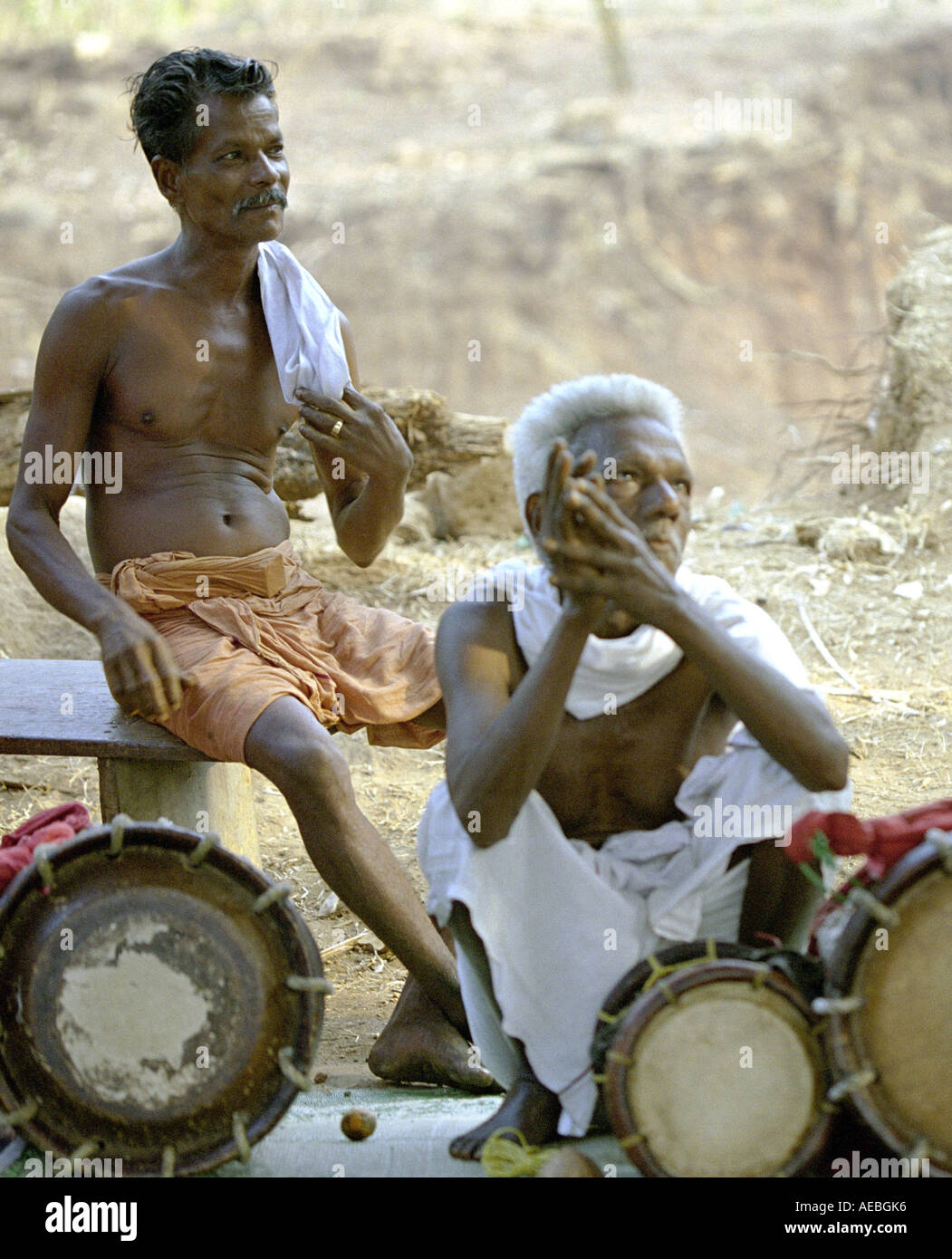 zwei Percussion-Künstler Ruhe nach einer Sitzung der Leistung während einer Tempelzeremonie in Kerala Stockfoto